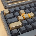 【読者プレゼント】フルメタル交換キーキャップAwekeysが早割価格のクラファン終了間近。チタンと金の光沢、滑らかな感触と打鍵音の変化も楽しめる