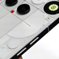 Nothing Phone (3) 実機を最速チェック。背面LEDから丸窓のドット表示に。更なる謎ボタン、そしてヘッドフォンも（スマホ沼）