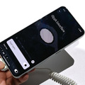 Nothing Phone (3) 実機を最速チェック。背面LEDから丸窓のドット表示に。更なる謎ボタン、そしてヘッドフォンも（スマホ沼）