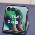AIキーが追加された「razr 60 ultra」 4.0インチ外画面とLook & Talkで縦折りスマホの活用範囲が広がる（石野純也）
