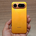 それでも「iPhone風デザイン」をやめられないHONORのそっくりAIスマホ(山根康宏)