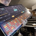 ベッドで寝ながらiPhoneでAndroidアプリを開発。Codexと超巨大24.5インチAndroidタブレットで自分専用電子ギターを作った（CloseBox）