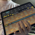 ギターソロを楽して弾きたい。でも間違った音は出したくない。それを可能にするiPadアプリを自作。「フレットが足りないならダブルネックにすればいいじゃない」（CloseBox）