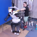 壁に手をついて転倒を避ける人型ロボット、フランスの研究チームが公開