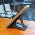 MOFT「珈琲の香りスマホスタンド」？を買ってみた。定番「七変化」にコーヒーかす由来の新素材、仄かに甘いカフェの匂い　ノート用スリーブケース兼スタンドも