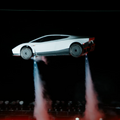 テスラが空飛ぶクルマ「ロードスター・ロケット」実演、イーロン・マスクいわく「楽しさは10点満点中11点」　逆さに貼り付く吸引ファンも搭載