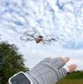 空中のドローンを掴んで動かす『能力者』感。Antigravity A1にウォッチ＆指輪型リモコン『Follow Me』、ゴーグルなしで手軽に空撮