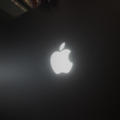 タッチ対応「PROLED XDR」搭載MacBook Pro発表。天板に光るアップルロゴが復活