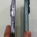 ▲iPhone 14 Pro MaxとiPhone 15 Pro Max（ブルーチタニウム）のフレーム比較。仕上げの風合いも指紋のつきにくさも、かなり違う
