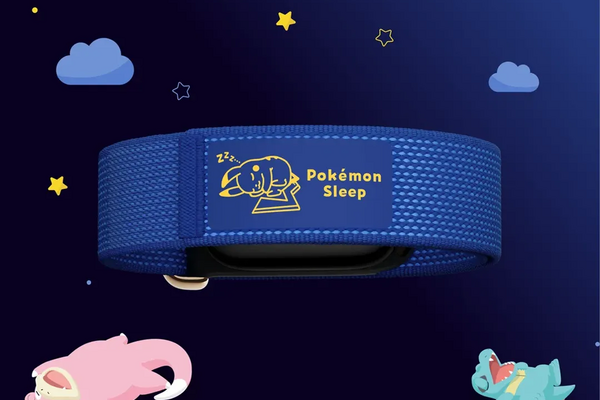 Google Fitbit Airにポケモンスリープ コラボモデル、「すやすやねむるピカチュウ」プリントのSleepy Blueバンド 画像
