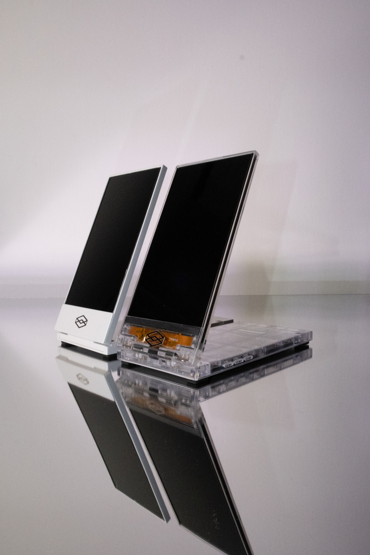 現実の魔法具、iPhoneサイズの立体映像装置「Looking Glass Go」。2台