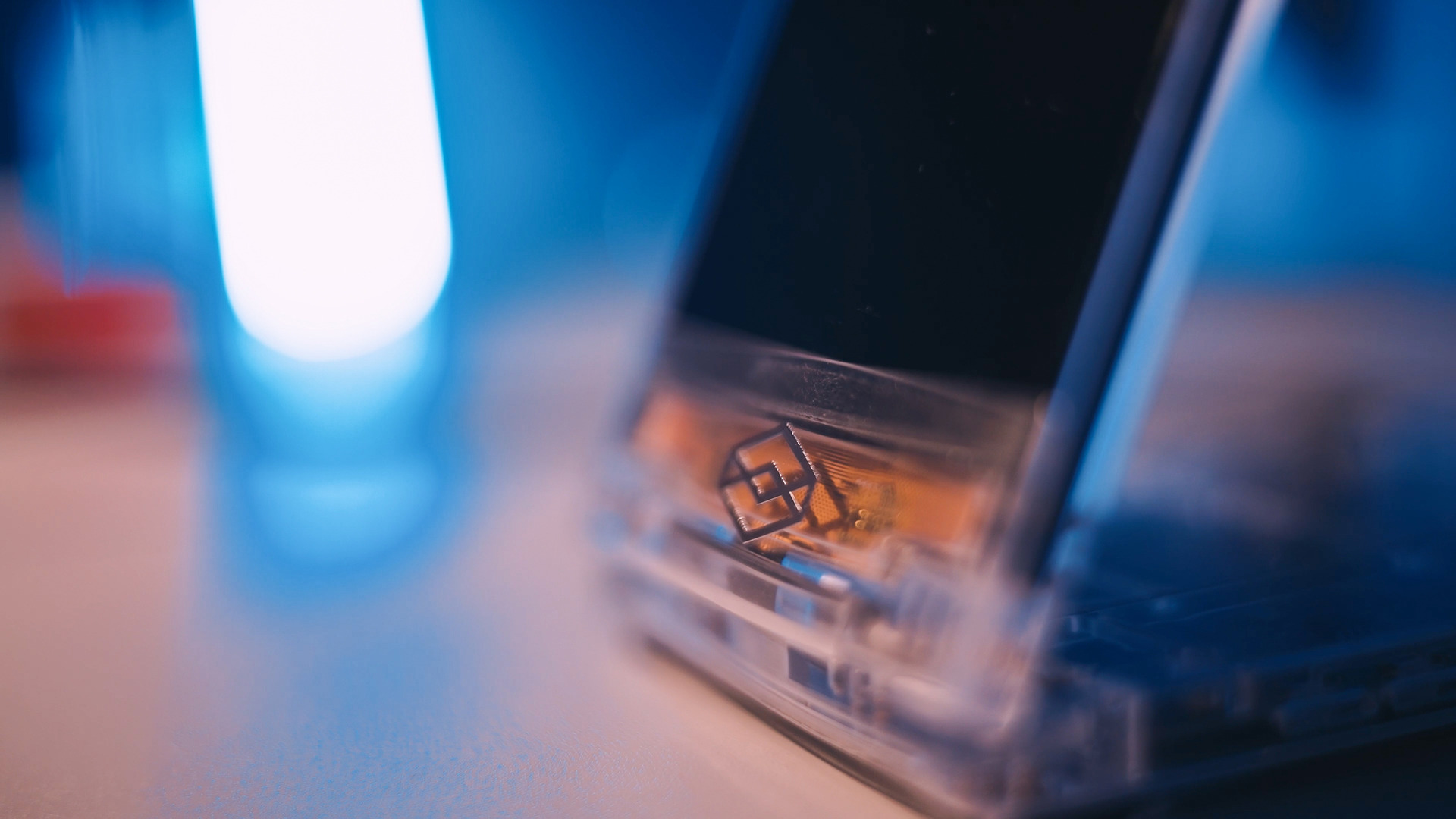 現実の魔法具、iPhoneサイズの立体映像装置「Looking Glass Go」。2台