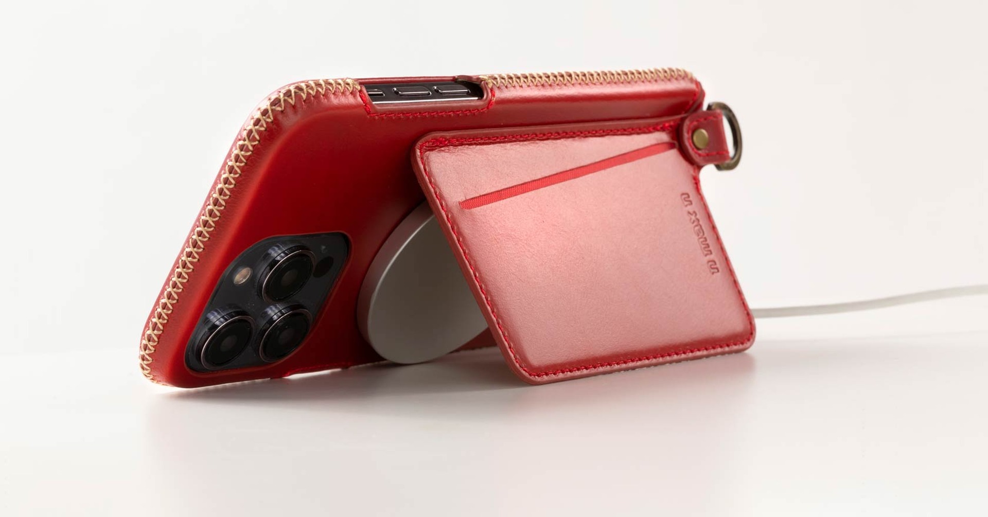 MagSafeに対応したn max nの本革iPhoneケースを試す。タイトなサイズ感