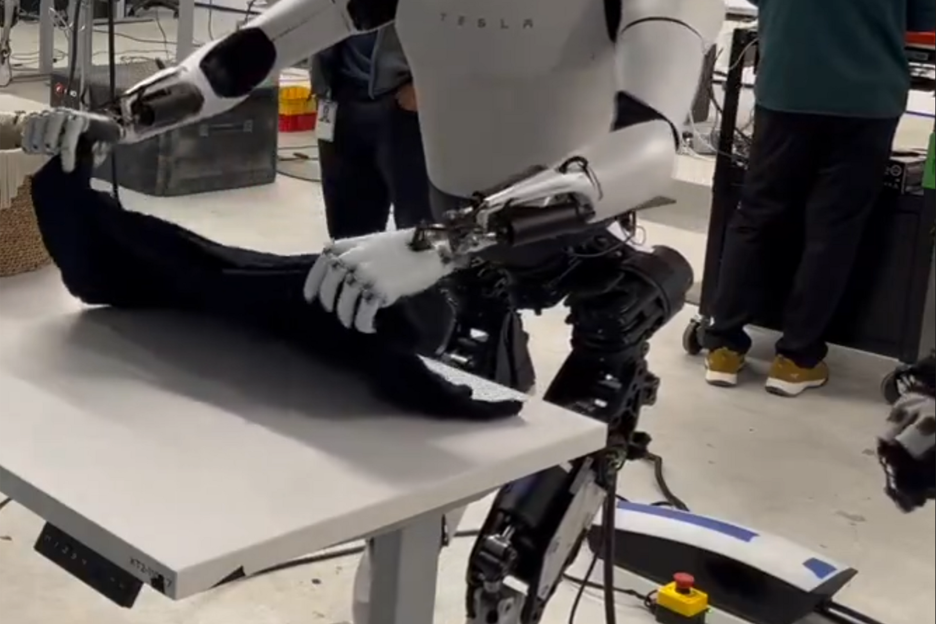 テスラの人型ロボ『オプティマス』が器用にシャツを畳む動画、イーロン