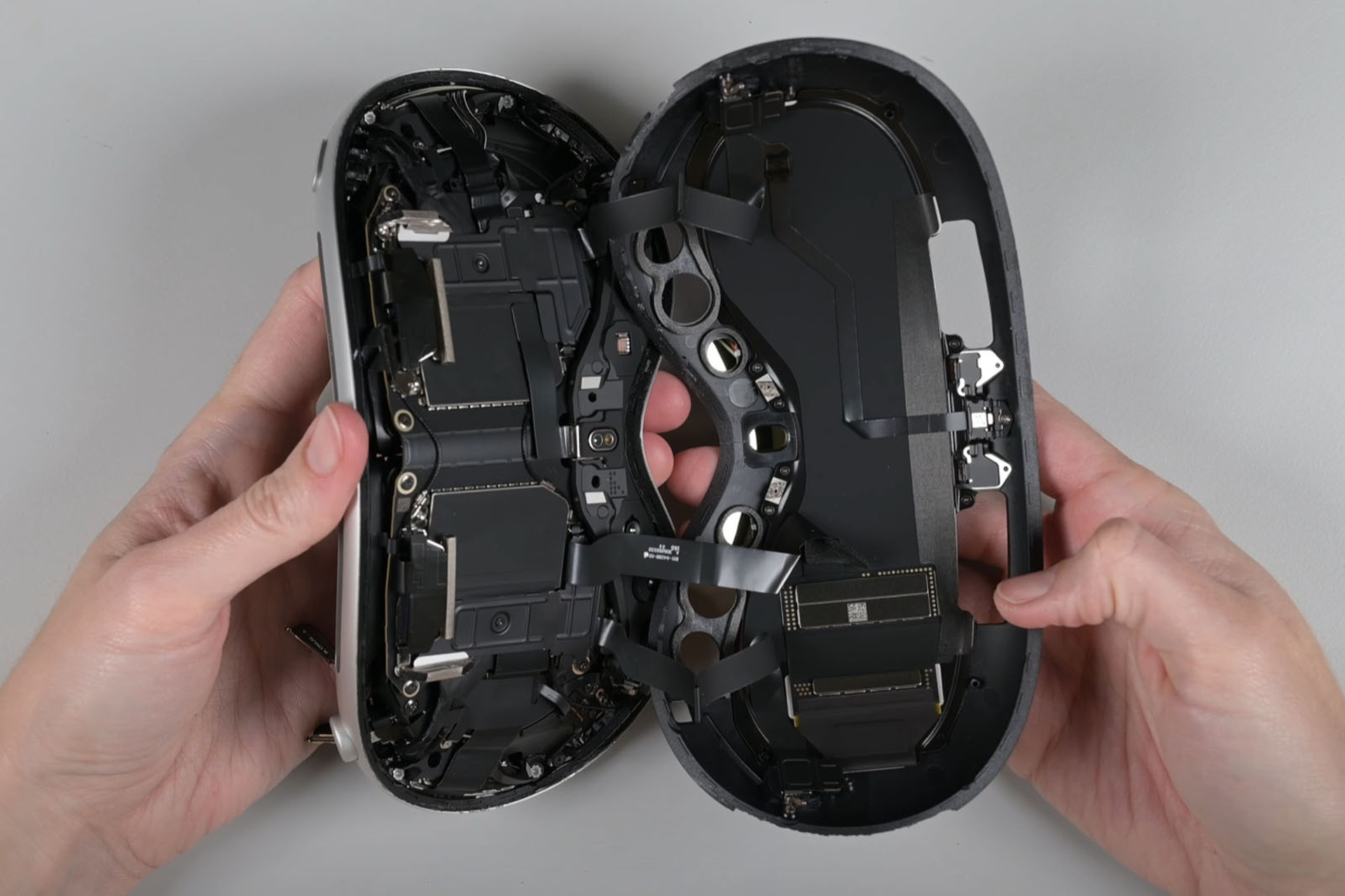 Apple Vision Pro」分解は悪夢。iFixitが無数のネジ、ブラケット