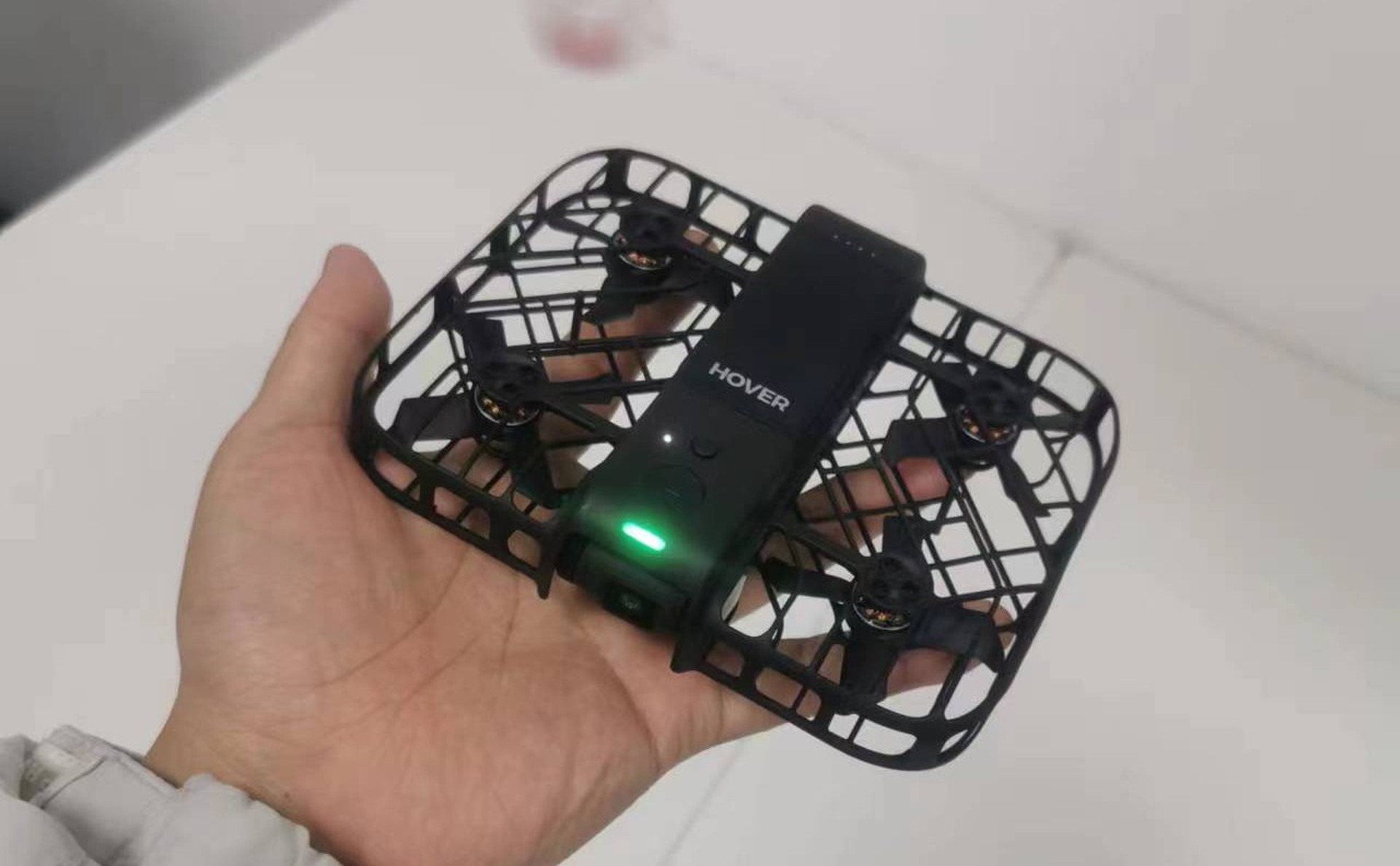 空飛ぶAIカメラHOVERAir X1 Smart先行販売開始。99gでドローン