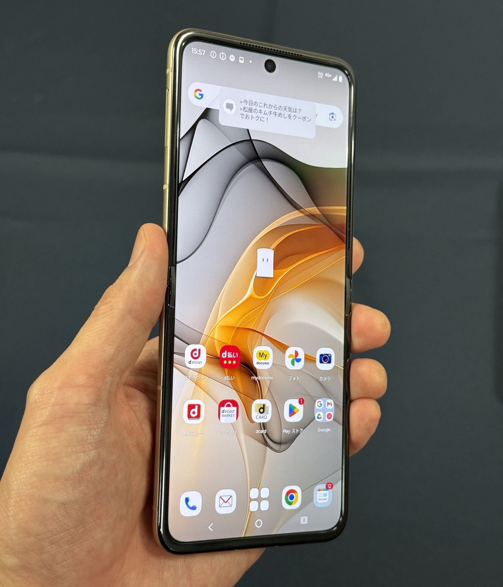 ドコモから発表された「motorola razr 50d」がどのくらい“d化”されたか