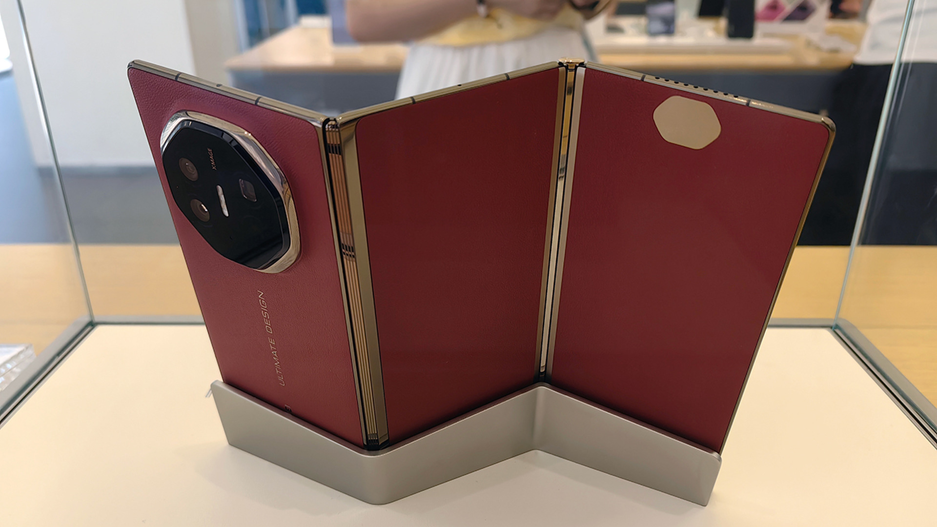 世界初の3つ折りスマートフォンに感動した記憶しかない - 2024年