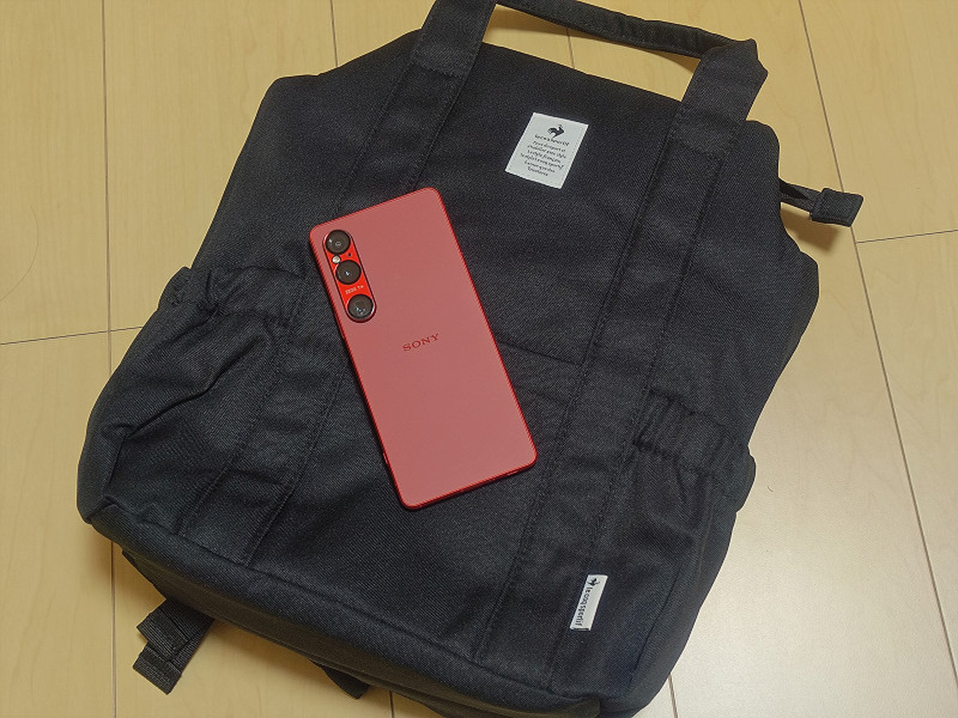 真っ赤なあのスマホとガジェットがたんまりと入るリュック（2024