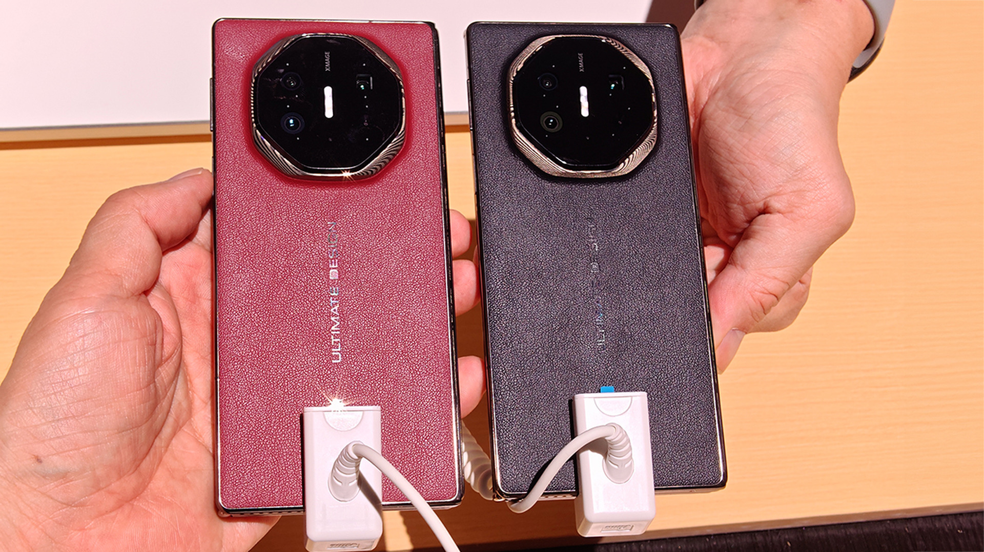 三つ折りスマホ「Mate XT Ultimate Design」グローバル版を店頭で