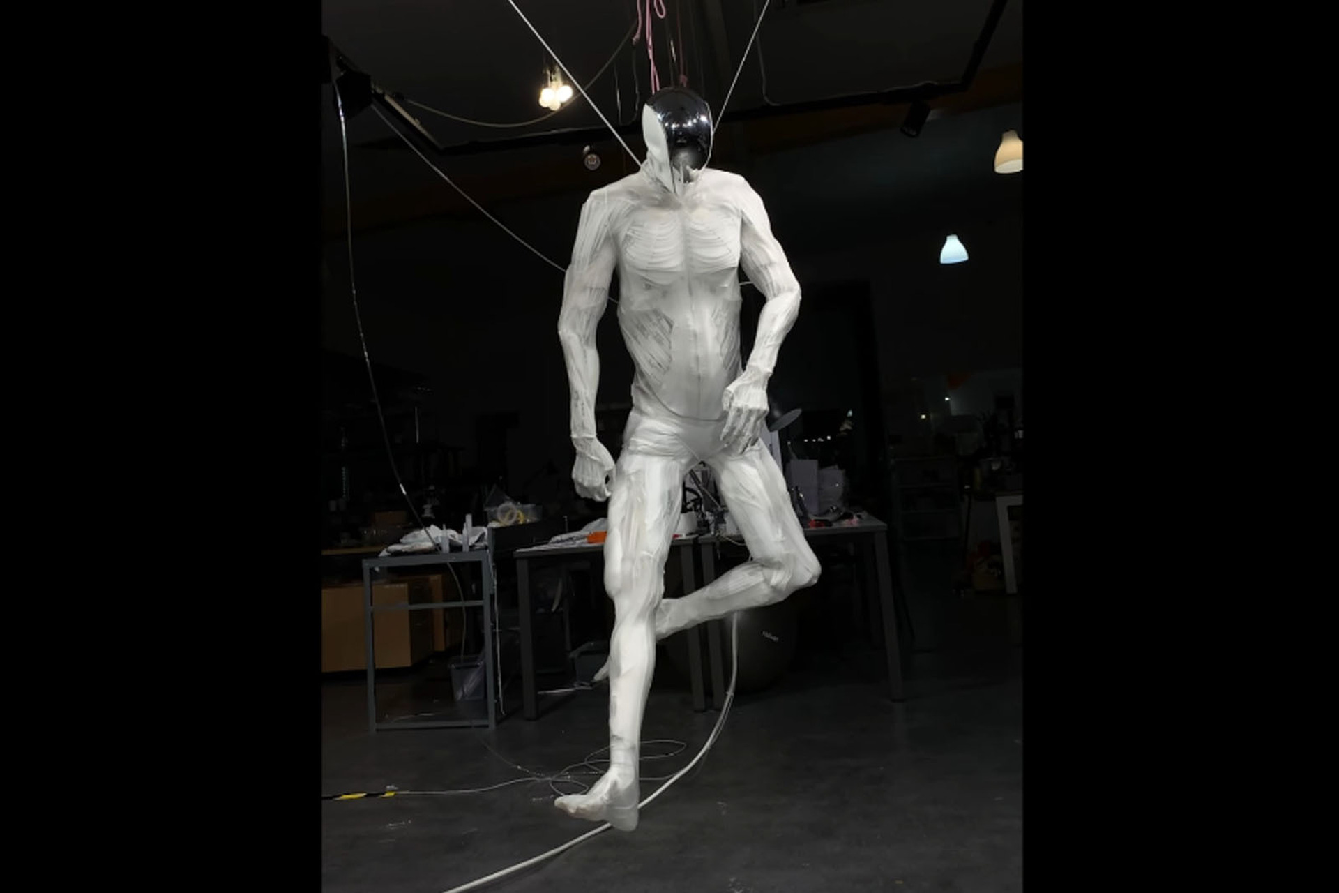 動画】200の骨と1000本の人工筋肉で動く人体模倣ロボ