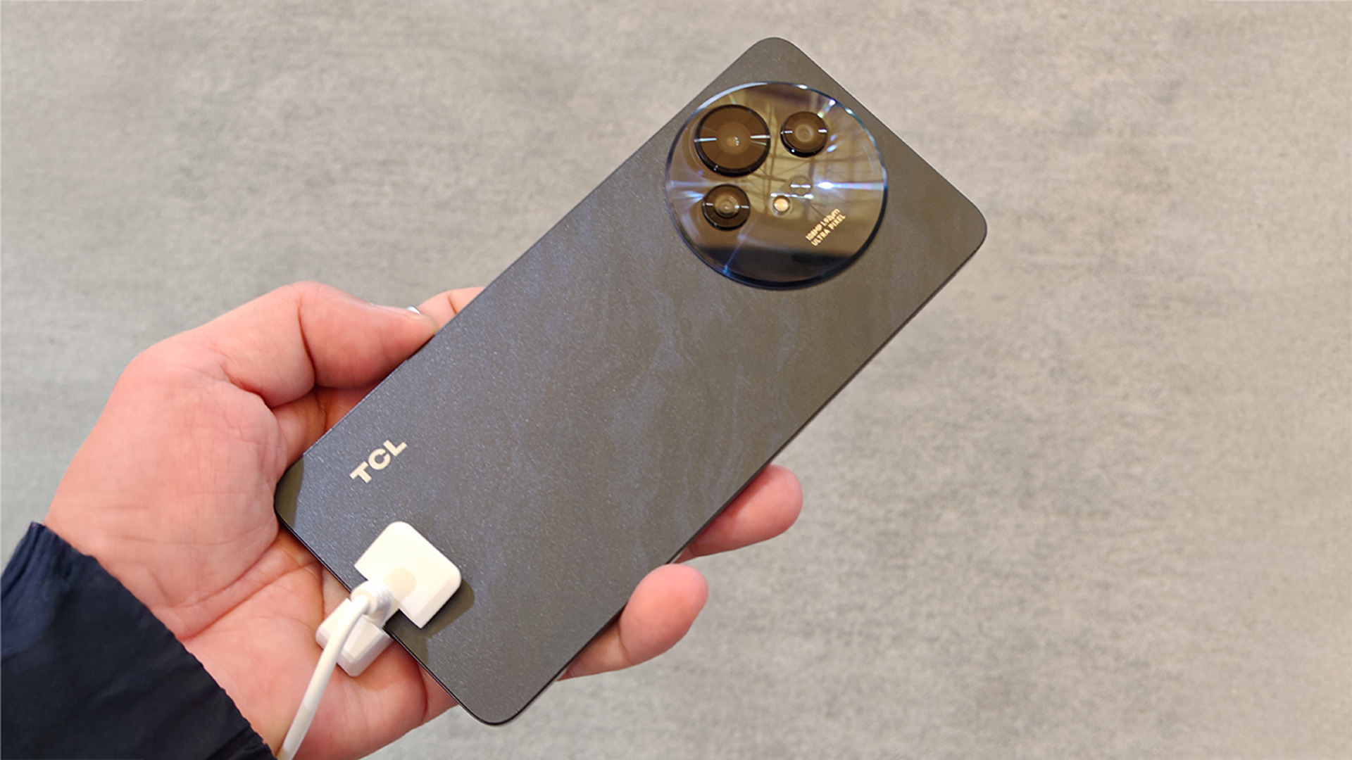 目にやさしいTCLのディスプレイを搭載したスマホが日本に上陸して