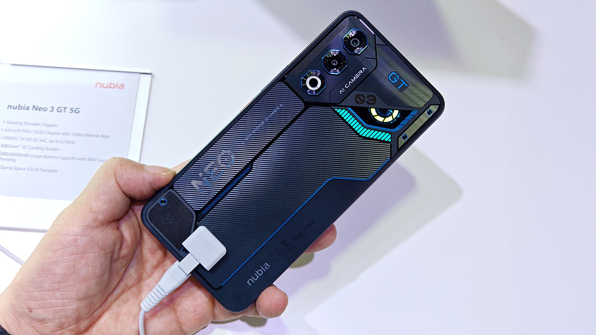 回転ベゼルのカメラフォンや巨大スピーカースマホまで、この春話題の4