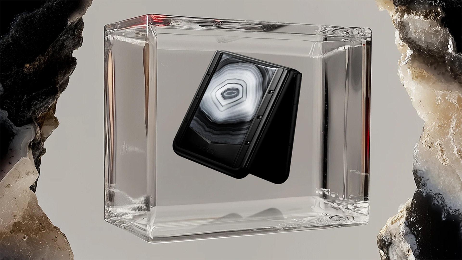 100万円の高級折りたたみスマホもAIをウリに。いつか体験したいVERTU