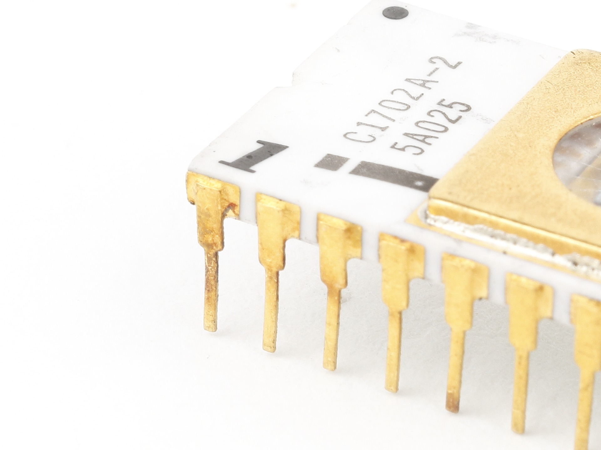 ファミコンでも使われた？ 繰り返しの書き込みと紫外線による