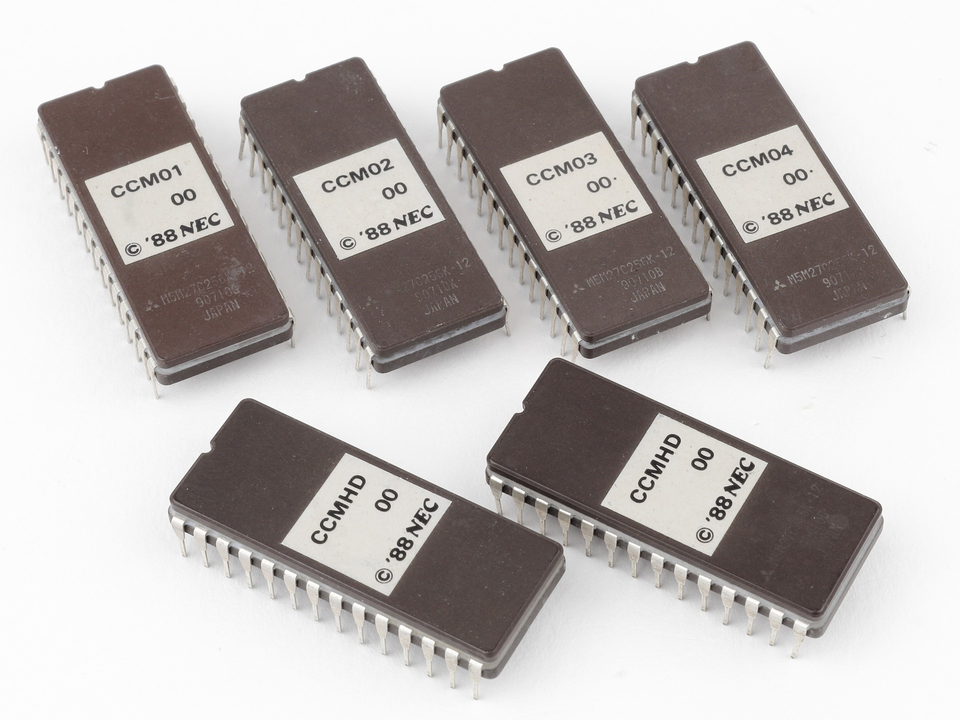 EPROM 紫外線消去 ROM リードオンリーメモリ (動作確認済) 420px-EPROM_Intel_C1702A.jpg