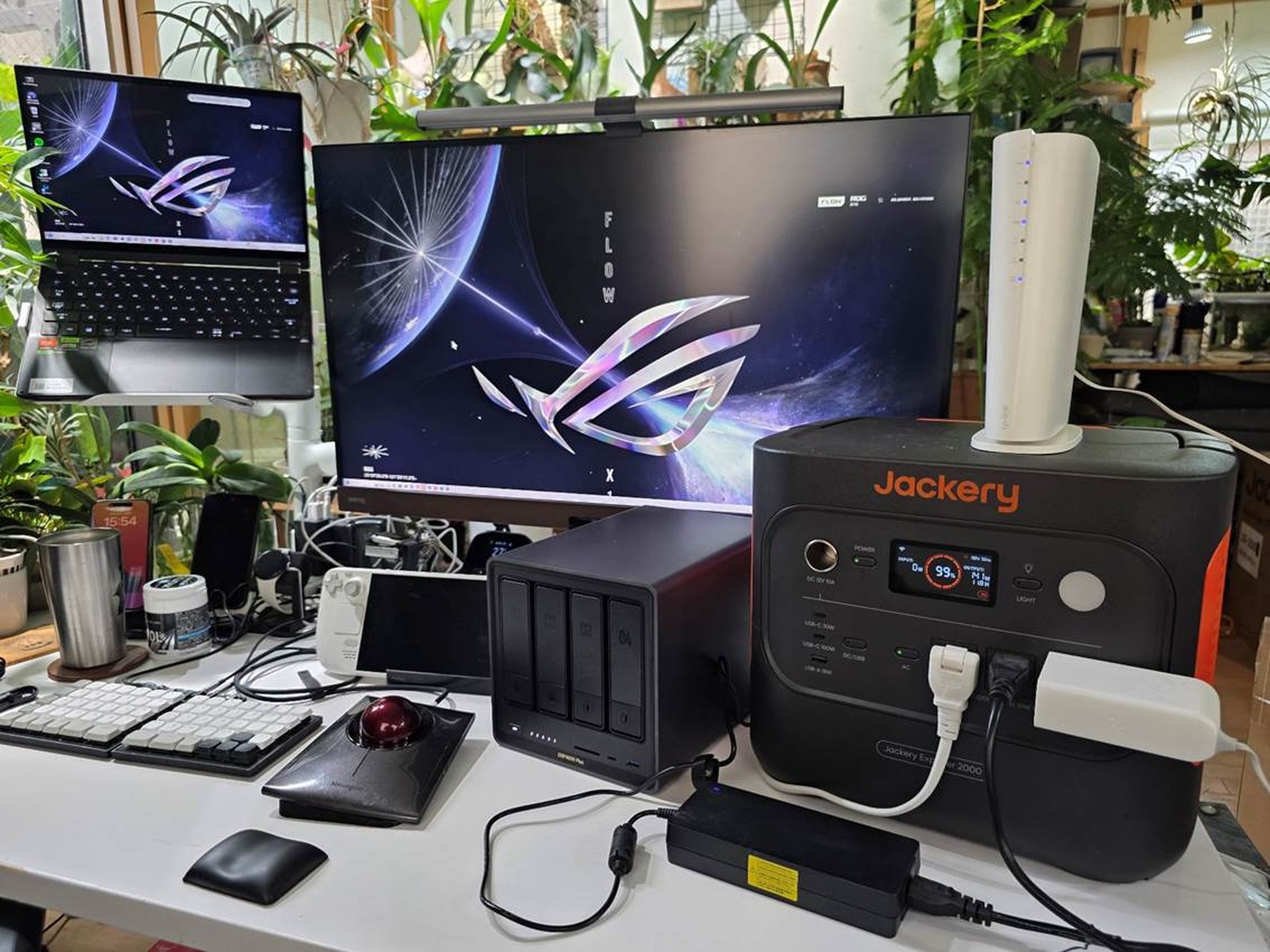 PCとディスプレイを丸1日稼働。日常使いポータブル電源の実力を本気で 
