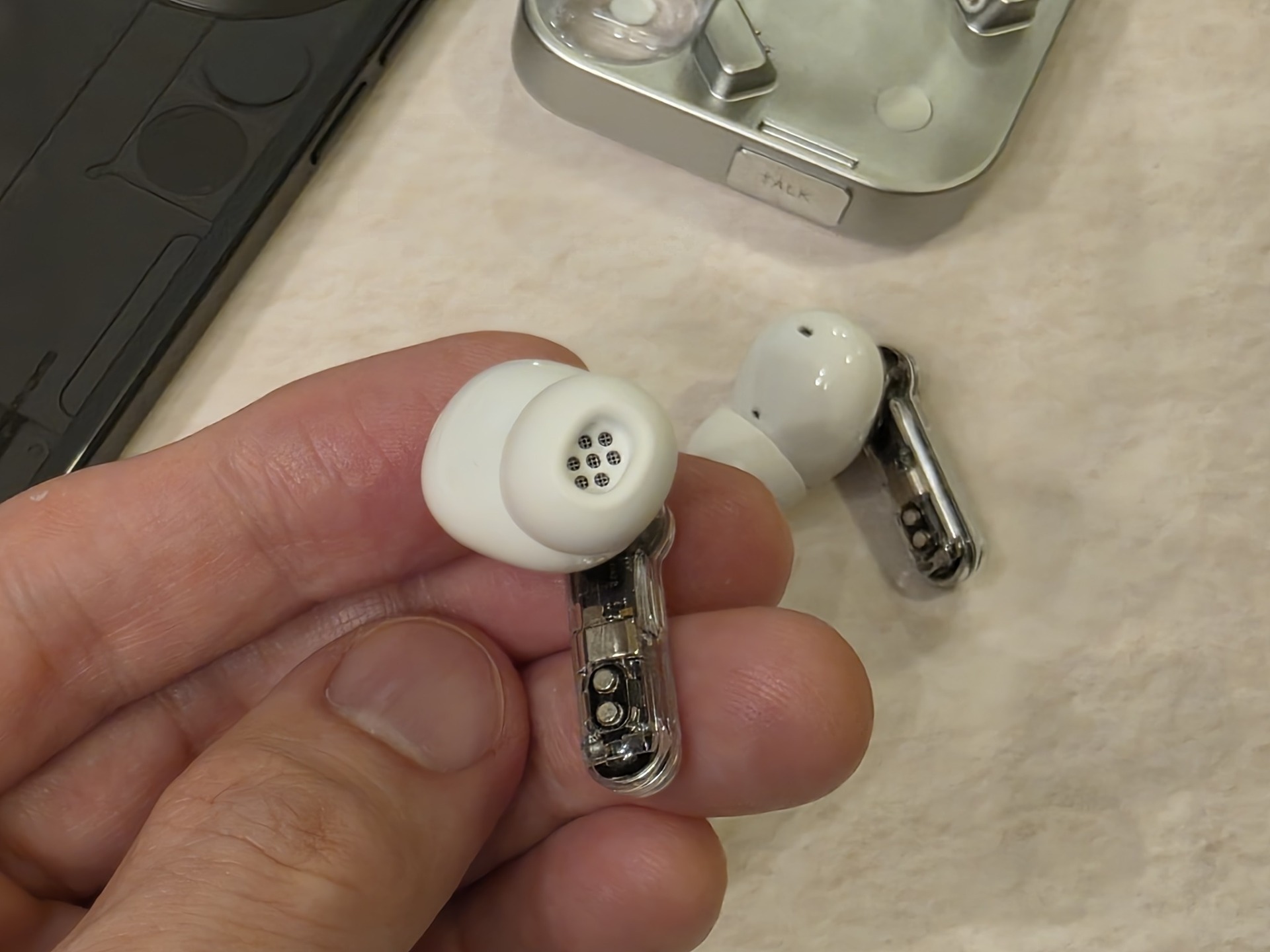 透明＋アルミのNothing Ear (3)が登場。ケース内蔵マイクを