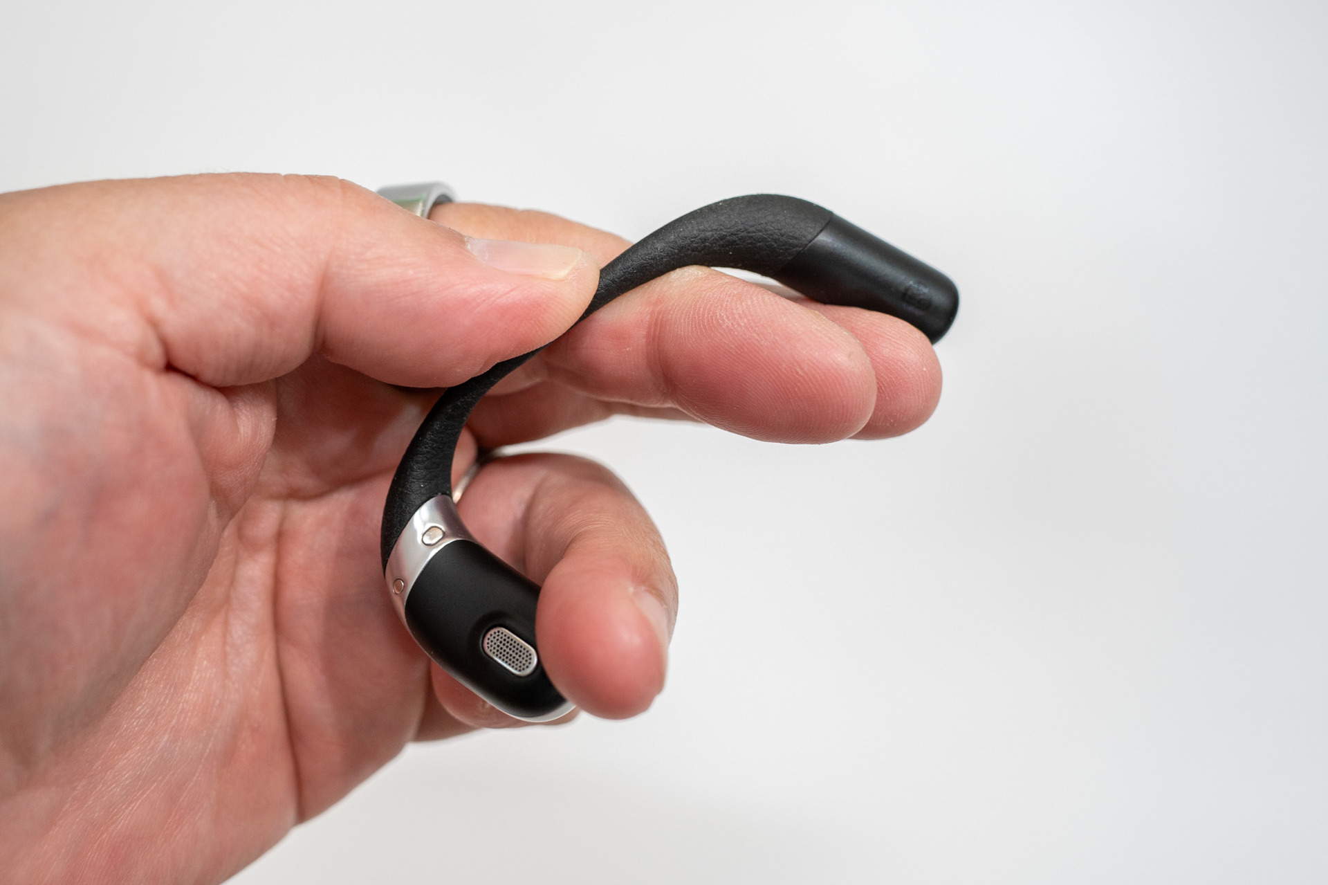 オープンイヤーで周囲の音を聞きながら録音できるAIイヤホン「viaim