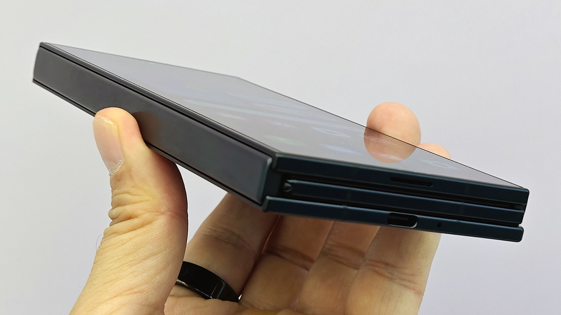 サムスンの3つ折りスマホ「Galaxy Z TriFold」実機を触ってきた 