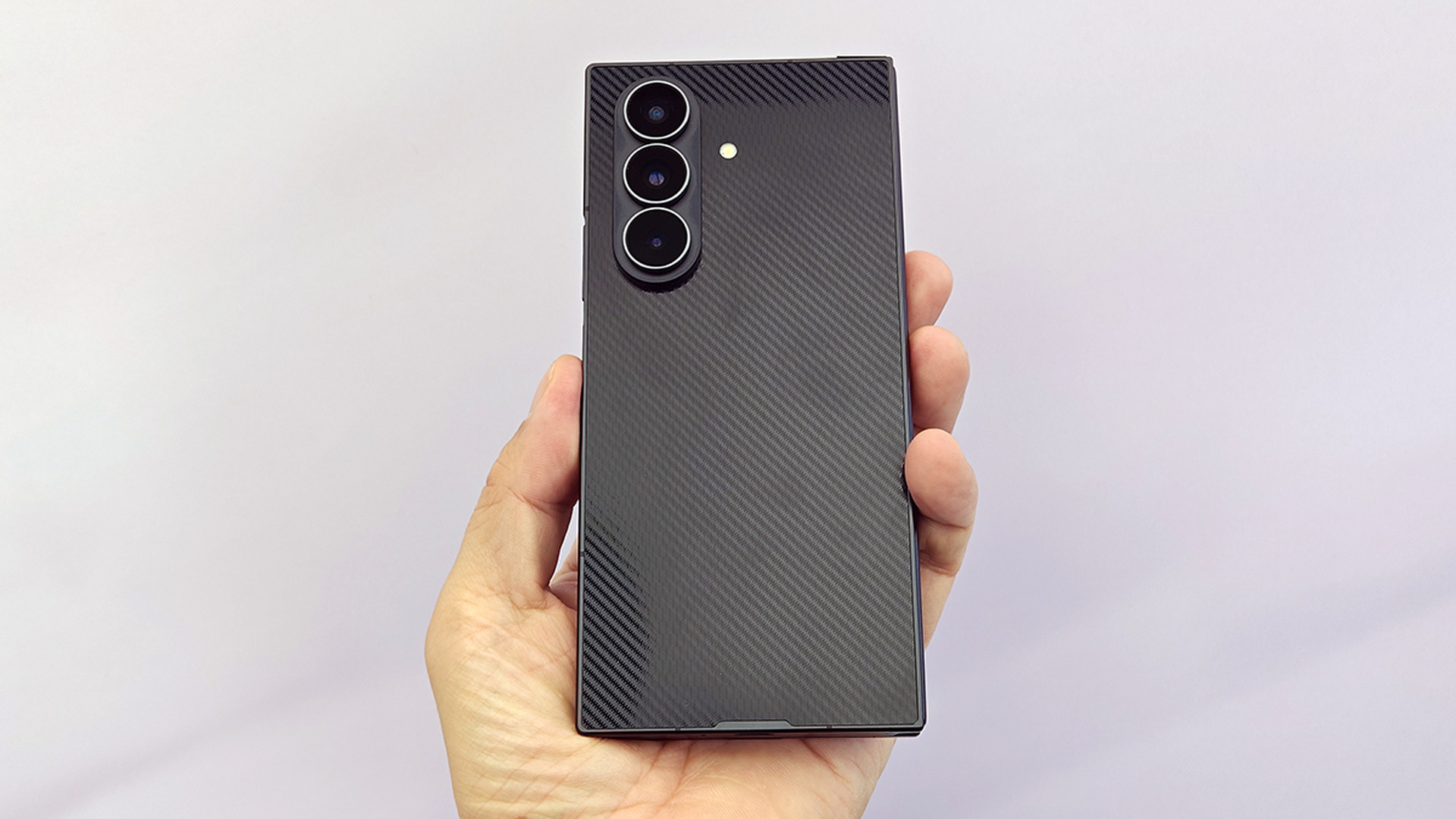 サムスンの3つ折りスマホ「Galaxy Z TriFold」実機を触ってきた