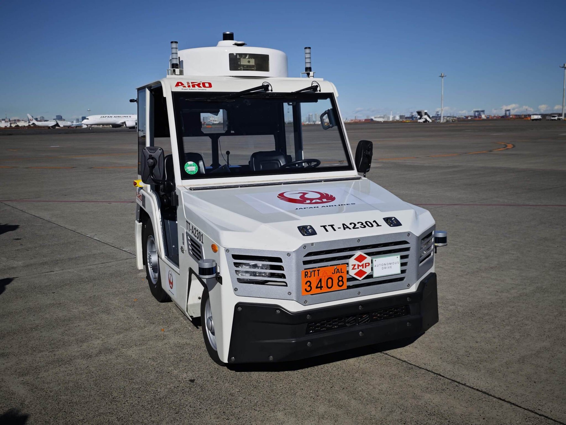 トーイングトラクターの自動運転レベル4開始。JALは“空間”ANAは“地面