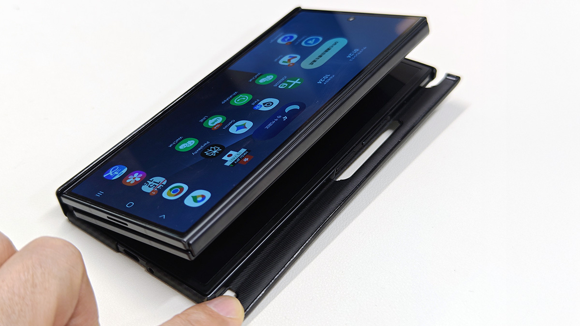 38万円のGalaxy Z TriFoldを守る究極のケースをようやく発見（スマホ沼