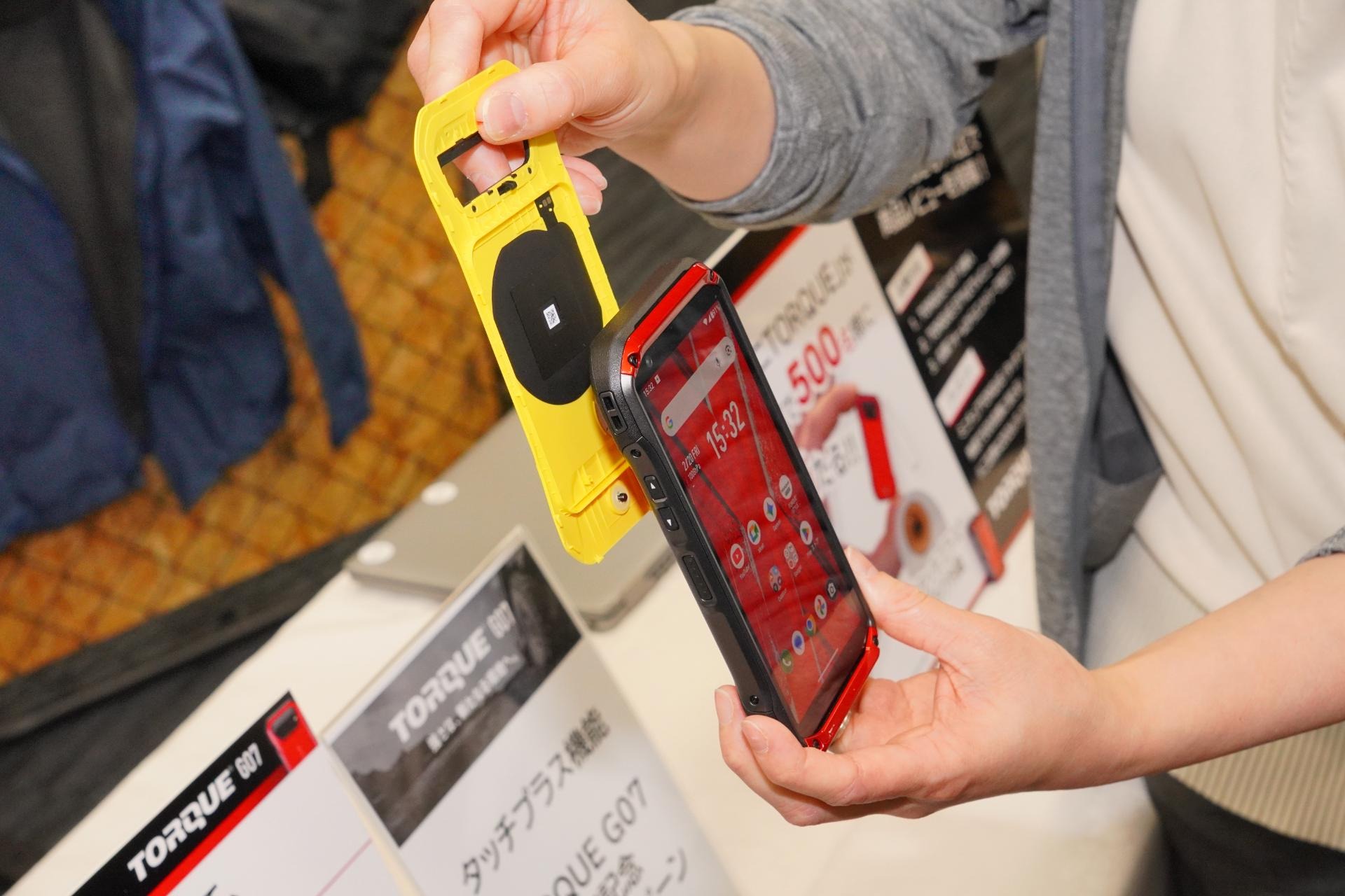 TORQUE G07」発表、実機をチェック。2.2m落下・海水5m・耐泥水を含む全