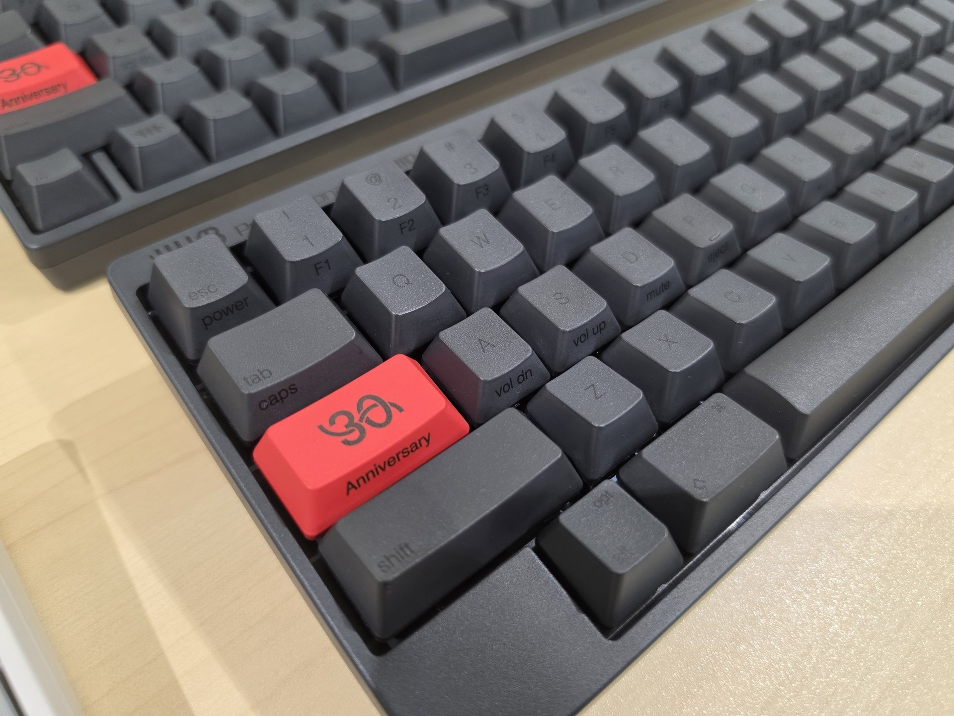 HHKB初の押下圧30g、30周年限定モデルを試し打ち 赤いCTRLキー同梱の