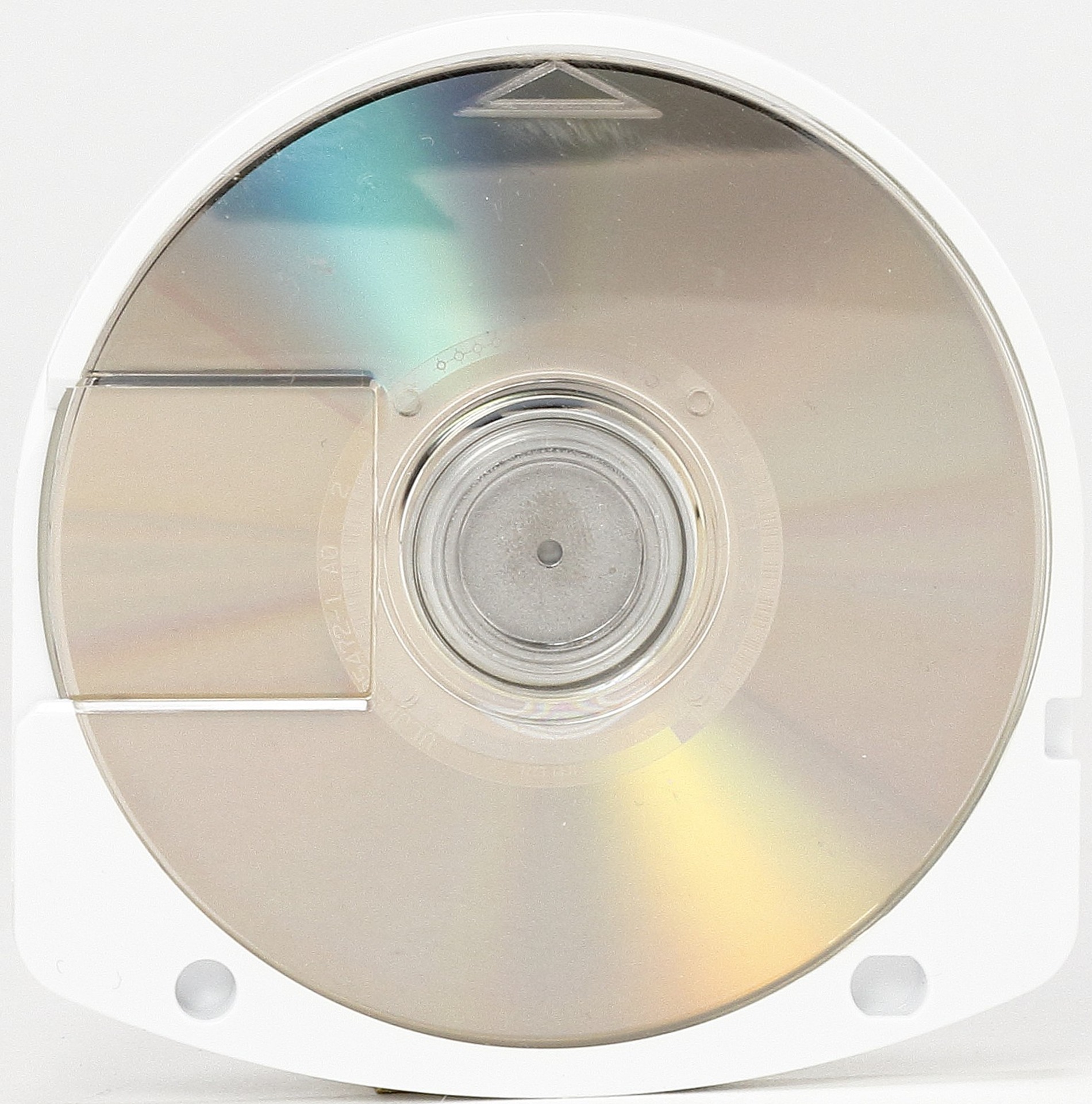 携帯ゲーム機PSPで採用された60mm光ディスク「UMD」（1.8GB、2004年頃