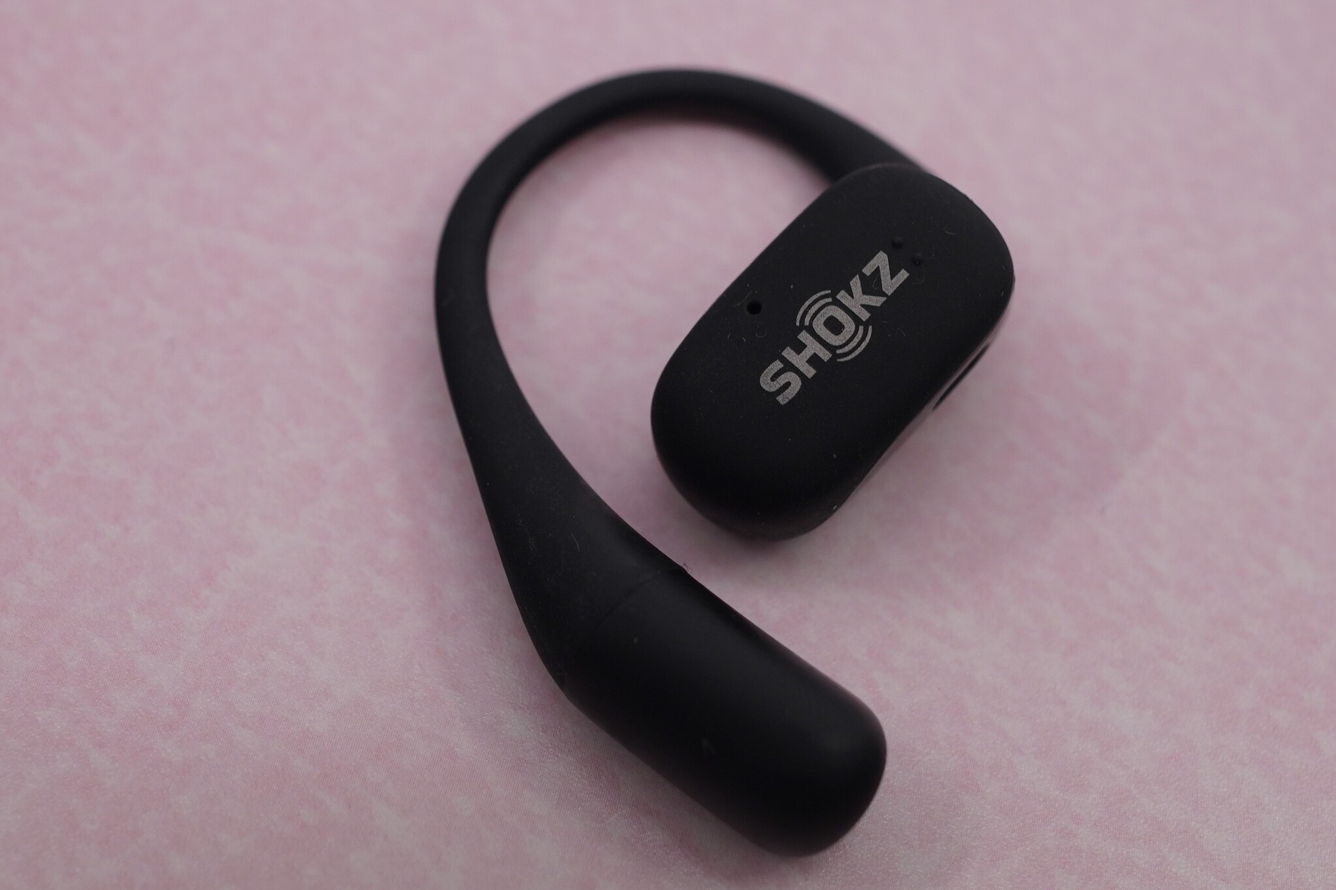 耳を塞がない系の元祖Shokzが投入する、骨伝導じゃない「OpenFit」の