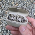 散々目にしているであろうShokzのイヤーカフ型イヤホン、OpenDots ONEをFreeClipと比べてみた