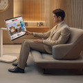 またクラファンのLGスマートモニター「移動式アームスタンド」で家中どこでも画面のLG Smart Monitor Swingに進化。早割価格で販売