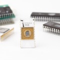 ファミコンでも使われた？ 繰り返しの書き込みと紫外線による消去が可能な便利なROM「UV-EPROM」（2Kbit～、1971年頃～）：ロストメモリーズ File044