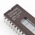 ファミコンでも使われた？ 繰り返しの書き込みと紫外線による消去が可能な便利なROM「UV-EPROM」（2Kbit～、1971年頃～）：ロストメモリーズ File044