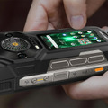 背面ディスプレイに巨大スピーカー・バッテリーを搭載した変態タフネスAIスマホ（スマホ沼）