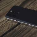MYNUSのiPhone用ミニマムケース、ついにケースですらなくなる。MagSafeでくっつける背面保護パネル「MAGBACK」（テクノエッジ購買部）