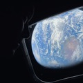 iPhone 17 Proで撮影された、宇宙船の窓から見える地球