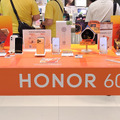 それでも「iPhone風デザイン」をやめられないHONORのそっくりAIスマホ(山根康宏)