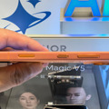 それでも「iPhone風デザイン」をやめられないHONORのそっくりAIスマホ(山根康宏)